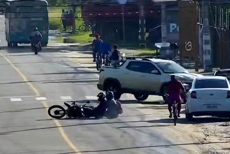 VÍDEO; Conversão irregular provoca queda de motociclista na Rodovia dos Náufragos