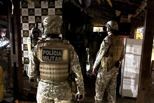 Homem em surto psicótico se entrega após horas de negociação em Aracaju