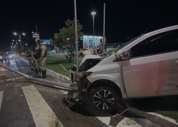 Dois ciclistas ficam feridos após veículo perder controle e invadir ciclovia em Aracaju