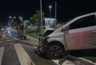 Dois ciclistas ficam feridos após veículo perder controle e invadir ciclovia em Aracaju