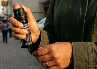 Senado aprova projeto que autoriza venda de spray de defesa pessoal para mulheres