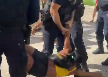 VÍDEO; Mulher é presa após invadir creche durante protesto no Bairro Lamarão