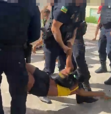 VÍDEO; Mulher é presa após invadir creche durante protesto no Bairro Lamarão