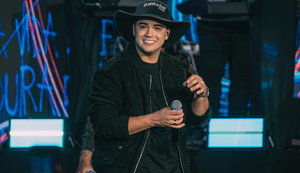 Natanzinho Lima interrompe show após sentir dores na garganta no interior da Bahia