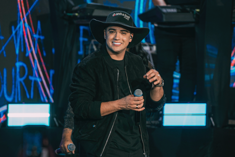 Natanzinho Lima interrompe show após sentir dores na garganta no interior da Bahia