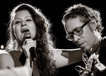 Dupla musical "Divina Supernova" apresenta "Amor em Cinco Línguas" na Casa do Mangue