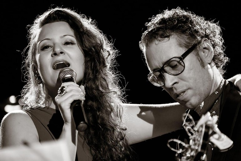 Dupla musical "Divina Supernova" apresenta "Amor em Cinco Línguas" na Casa do Mangue