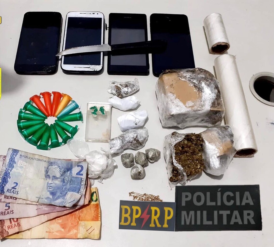 Jovem é presa suspeita de tráfico de drogas no bairro Olaria, em Aracaju