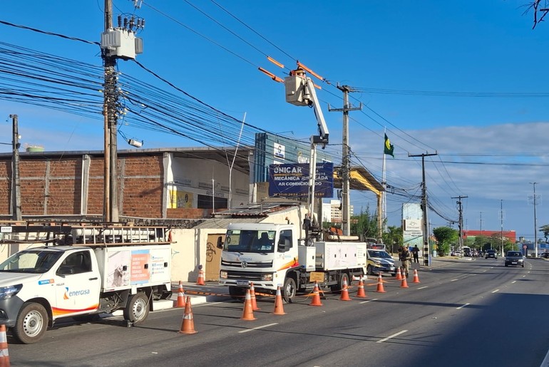 Colisão de caminhão com poste deixa 1.720 domicílios sem energia na Zona Sul de Aracaju