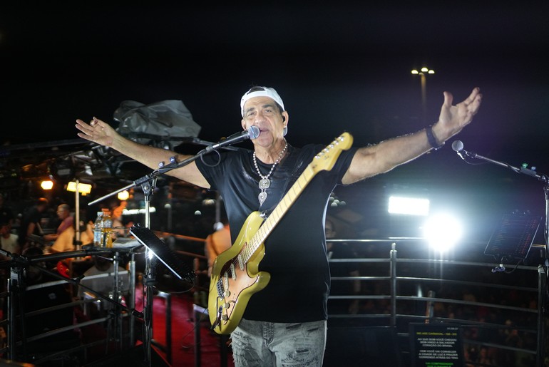 Durval Lelys comanda o Bloco Por Amor ao Iate no pré-carnaval de Aracaju em 2026