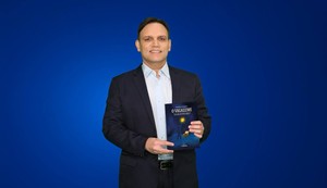 Jornalista Fredson Navarro faz pré-lançamento do livro ‘O Vagalume’, na Bienal do Livro, em Itabaiana
