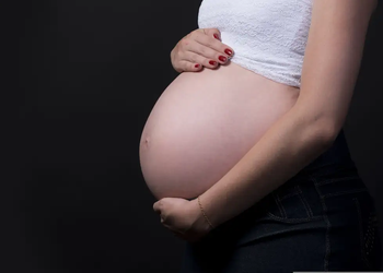 Lei que regulamenta a profissão de Doula entra em vigor; veja o que muda