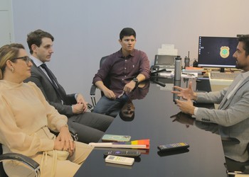 Três pessoas são indiciadas por ataques transfóbicos contra a deputada Linda Brasil