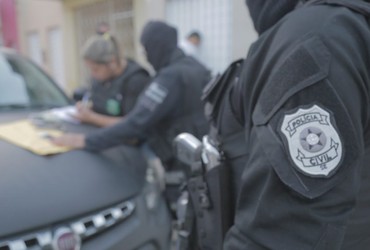 Polícia Civil cumpre mandados e apreende arma de fogo em condomínio de luxo na Barra dos Coqueiros