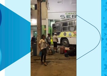 Ônibus desgovernado destrói fachada de loja e quase atrolepa moradores em Itabaiana