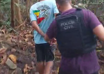 Dupla de suspeitos enterra celulares roubados dentro de mata em Aracaju