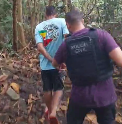 Dupla de suspeitos enterra celulares roubados dentro de mata em Aracaju