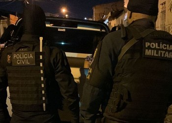 Dupla suspeita de roubar ciclista na Orla da Atalaia é detida