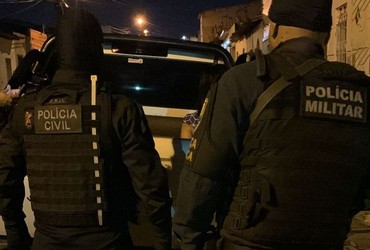 Dupla suspeita de roubar ciclista na Orla da Atalaia é detida