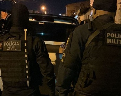 Dupla suspeita de roubar ciclista na Orla da Atalaia é detida
