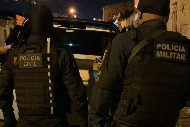 Dupla suspeita de roubar ciclista na Orla da Atalaia é detida