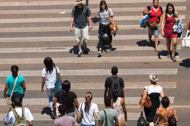 População brasileira atinge 212,5 milhões, segundo dados do IBGE
