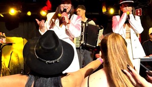 Mazé e Zélia Santhi fazem show especial em homenagem ao Dia das Mães no Lounge Country