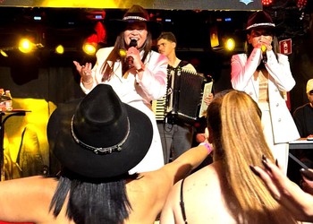 Mazé e Zélia Santhi fazem show especial em homenagem ao Dia das Mães no Lounge Country