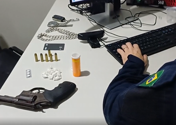 Casal é preso com arma e drogas durante fiscalização da PRF na BR-101 em Estância
