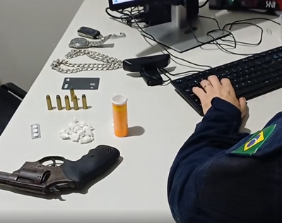 Casal é preso com arma e drogas durante fiscalização da PRF na BR-101 em Estância