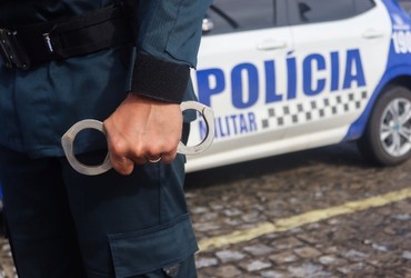 Foragido da Justiça é preso após ameaçar pedestres com arma branca no bairro Atalaia