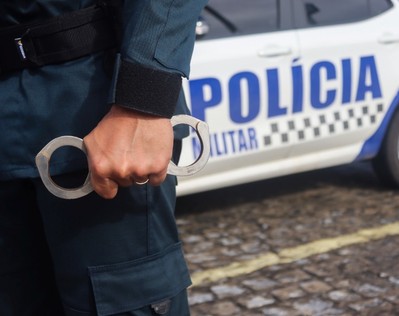 Foragido é preso após ameaçar pedestres com arma branca no bairro Atalaia