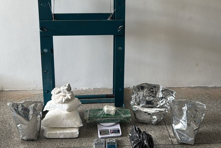 Casal suspeito de tráfico é preso com drogas na BR-235 em Itabaiana