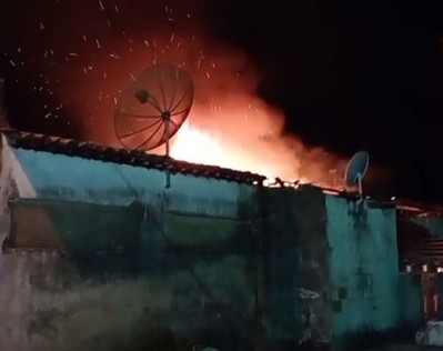 [VÍDEO] Mulher é agredida pelo companheiro e casa é incendiada em Moita Bonita