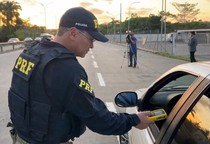 PRF intensifica fiscalização contra álcool ao volante nas rodovias federais de Sergipe
