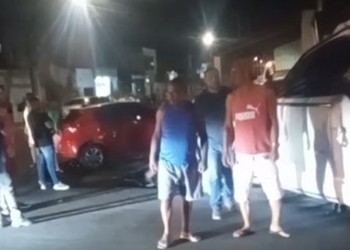 [VÍDEO] Colisão entre dois carros termina com capotamento no bairro Siqueira Campos