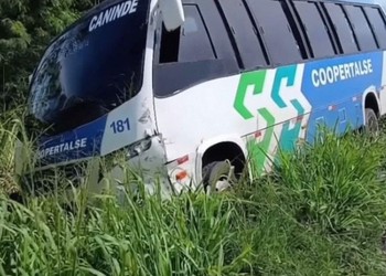 Ônibus sai da pista após colisão traseira na região de Laranjeiras