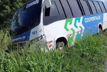 Ônibus sai da pista após colisão traseira na região de Laranjeiras