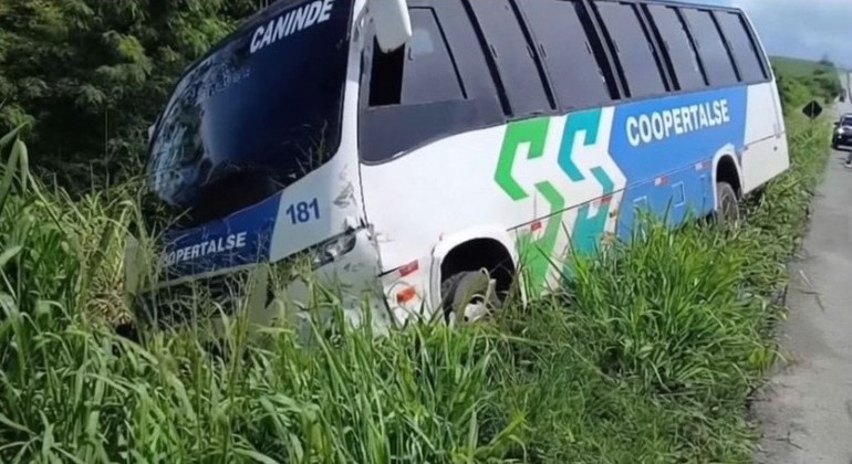 Ônibus sai da pista após colisão traseira na região de Laranjeiras