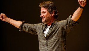 Marcelo Serrado apresenta o espetáculo “Terapia” no Teatro Atheneu em Aracaju