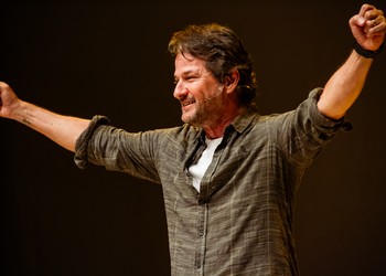 Marcelo Serrado apresenta o espetáculo “Terapia” no Teatro Atheneu em Aracaju