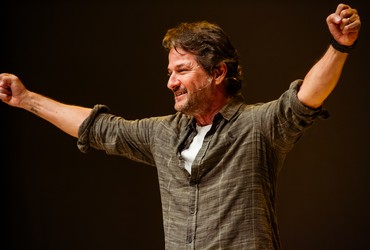 Marcelo Serrado apresenta o espetáculo “Terapia” no Teatro Atheneu em Aracaju