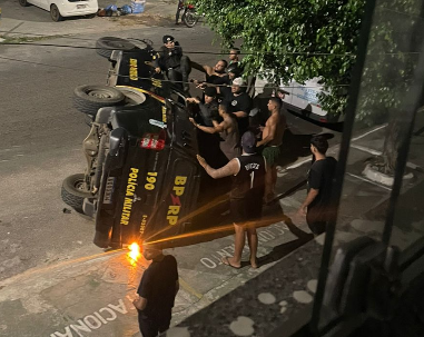 Viatura da PM capota durante perseguição no Bairro América; VÍDEO
