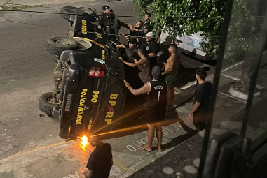 Viatura da PM capota durante perseguição a motociclista no Bairro América, em Aracaju; VÍDEO