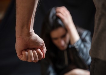 Homem suspeito de agredir companheira e ameaçar enteado é preso em Umbaúba