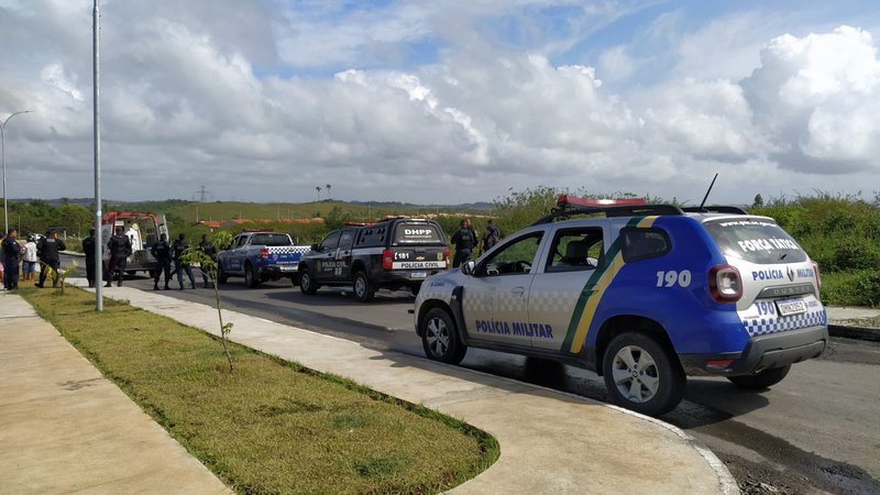 Travesti anda nu pela rua e causa transtorno em mercearia em ... - A8SE.com