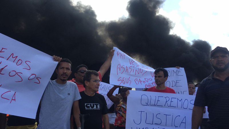 Manifestantes realizam protesto pela morte de homem asfixiado com gás na viatura da PRF em Sergipe - A8 Sergipe