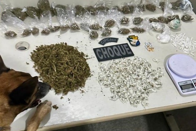 Homem suspeito de tráfico de drogas é preso no bairro Inácio Barbosa