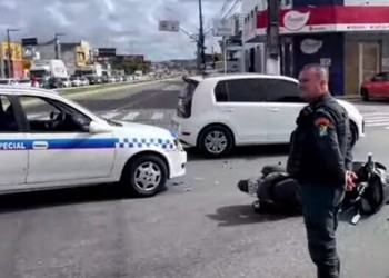 Acidente no cruzamento em Aracaju deixa trânsito lento e causa congestionamento