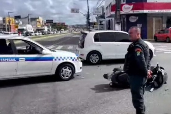 Acidente no cruzamento em Aracaju deixa trânsito lento e causa congestionamento